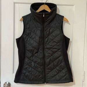 Columbia Women's Black Puffer Vest measures 23 x 20“